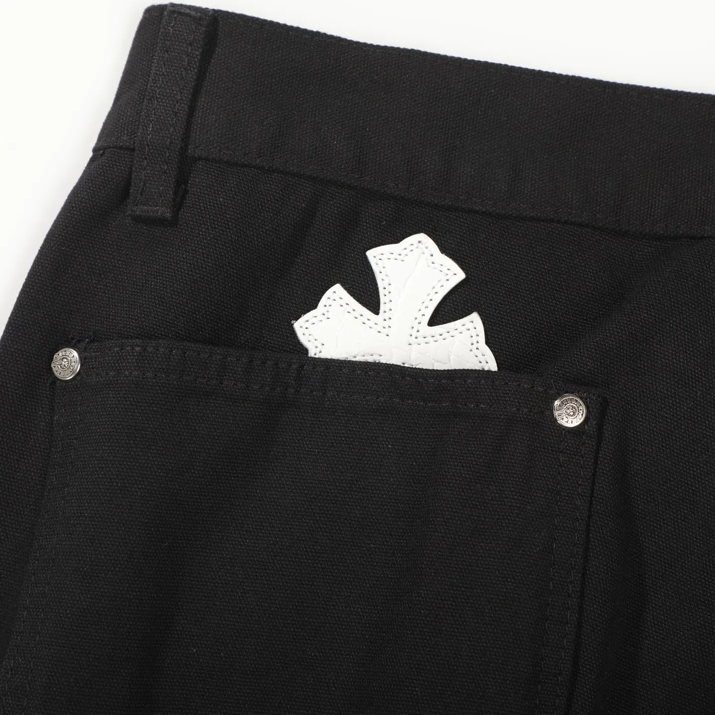 P280 Chrome Hearts/Chrome Hearts 25FW CH Workwear Logging Big Cross Leather Limited Edition Jeans (Black) Chrome Hearts are the most popular pants in color. Made of beaded canvas fabric, heavy washing makes the upper body of the fabric more textured and the pants are tall and straight! The three-dimensional cutting of the whole trousers is a masterpiece! The hardware is customized by zp. The beaded canvas fabric is thick and soft after being washed. It has good breathability. Customized small leather label. Unique design. The details are simple and elegant, and the workmanship is exquisite. The whole trousers are neatly routed and the details are in place! It’s so cool that both men and women can easily control the genderless trend!  Color: black Size: 28/30/32/34/36 Waist: 69/74/79/84/89 Knee: 50/51.5/53/54.5/56 Pants length: 102/104/106/108/110